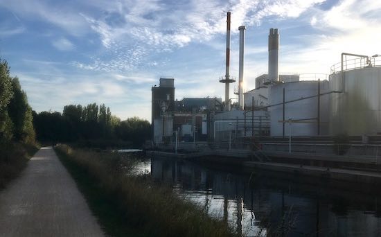 Photo d'une usine de fermentation prise au bord du canal de Roubaix, lors d'une sortie à vélo alors que je roulais sur la rive opposée. De ce que j'en sais, il ne s'agit pas d'une Scop. Florimond Manca, 2022, CC BY-SA.