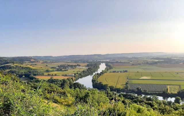 Aperçu de la vallée de la Garonne, du haut d'une colline près d'Aiguillon.