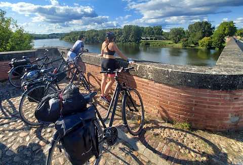 Aperçu de l'équipement aux abords du Pont Canal de Moissac : vélo, sacoche, casque, et vêtements appropriés !